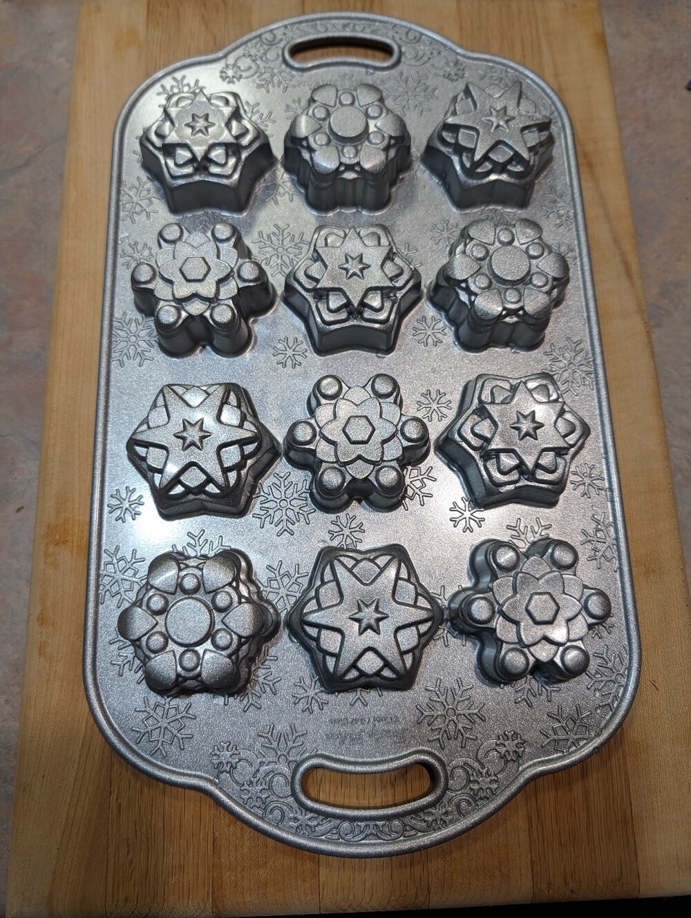 Nordic Ware Frosty Flakes Cakelet Pan Snowflake Bundt Mold 12 Cavity USA